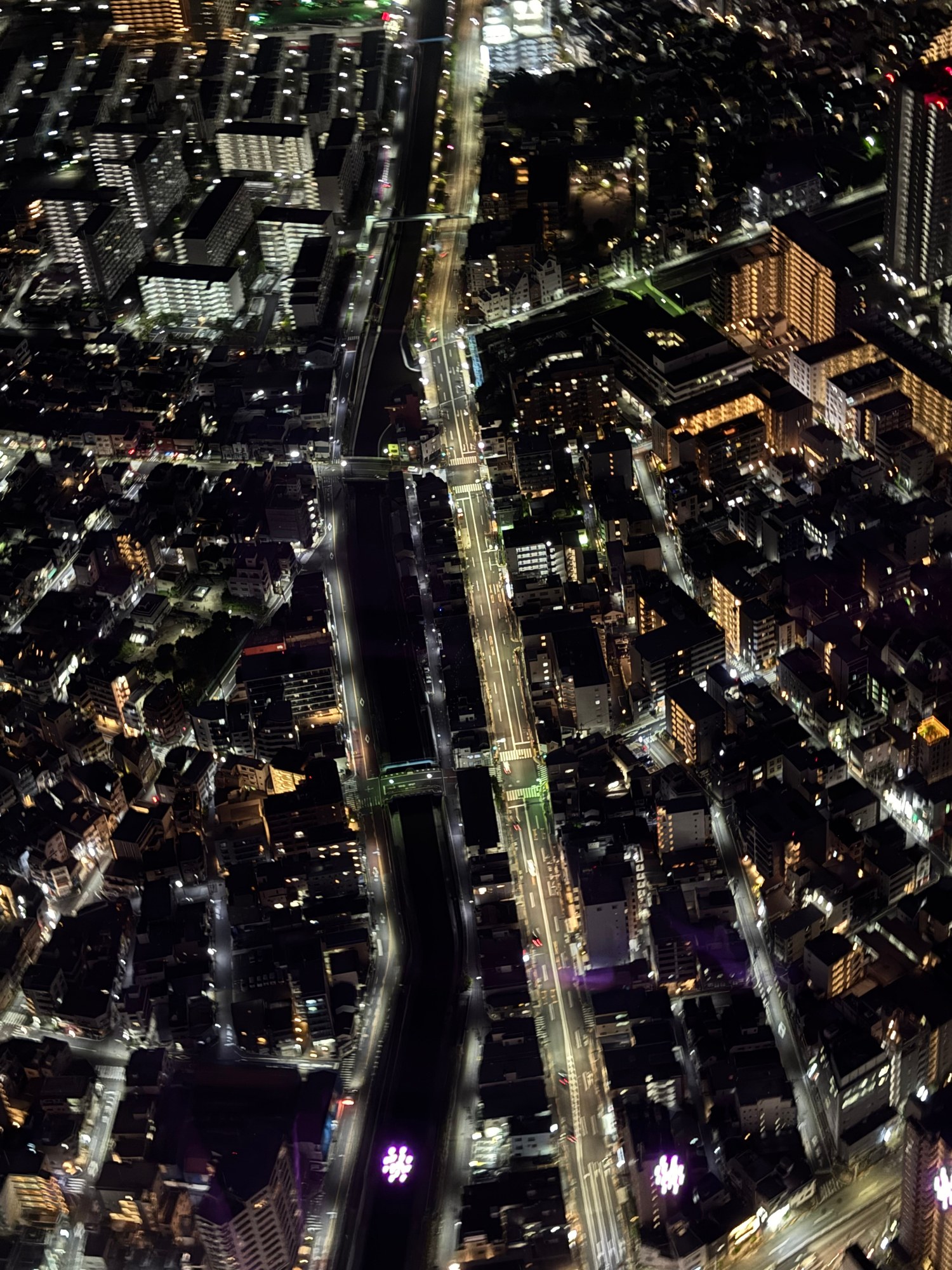 Strade di una metropoli viste dall'alto di notte
