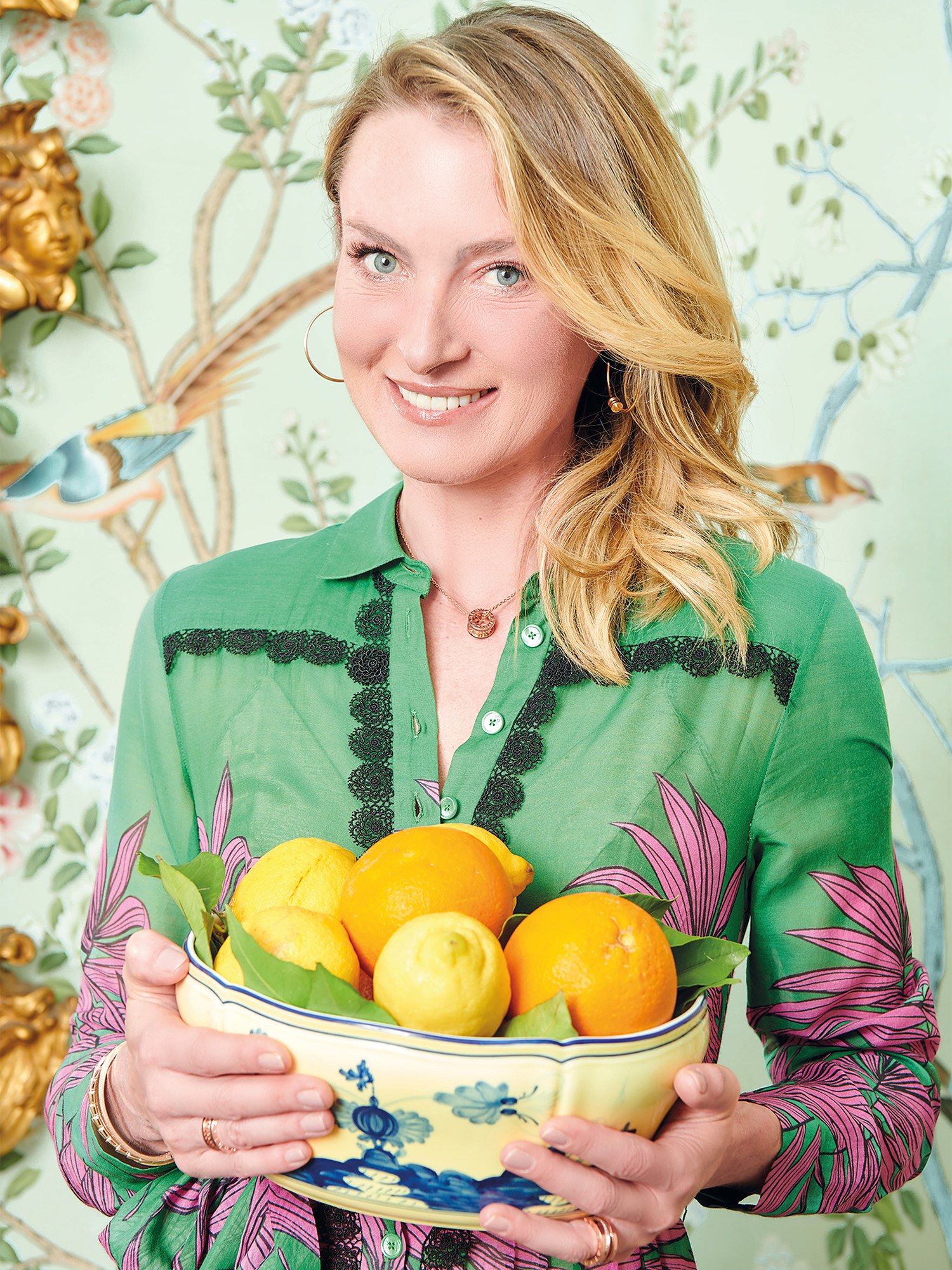 Donna con camicia verde e ciotola di agrumi, Bunde Magazine