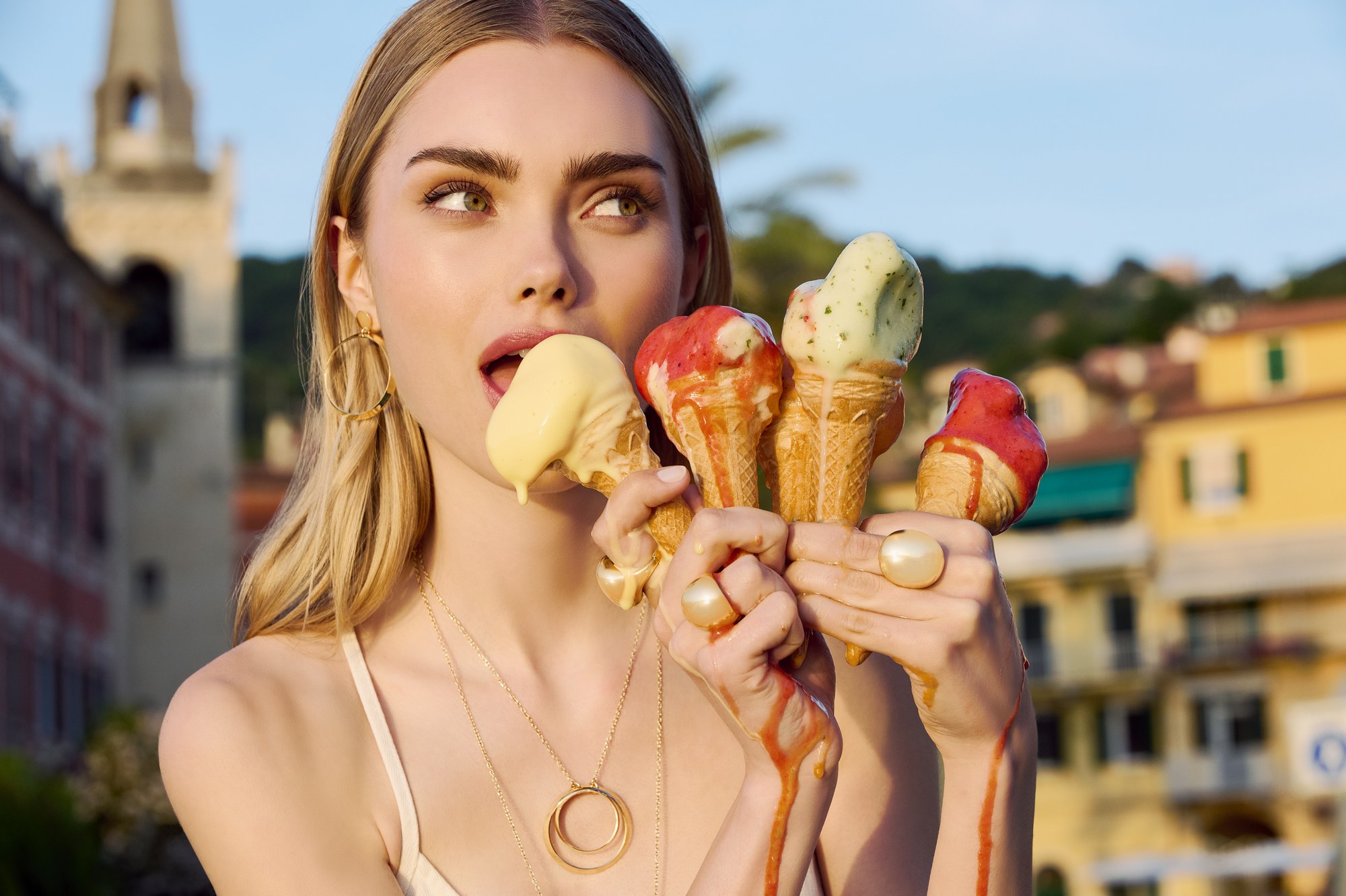 Modella con gelati colorati e gioielli d'oro a Lerici