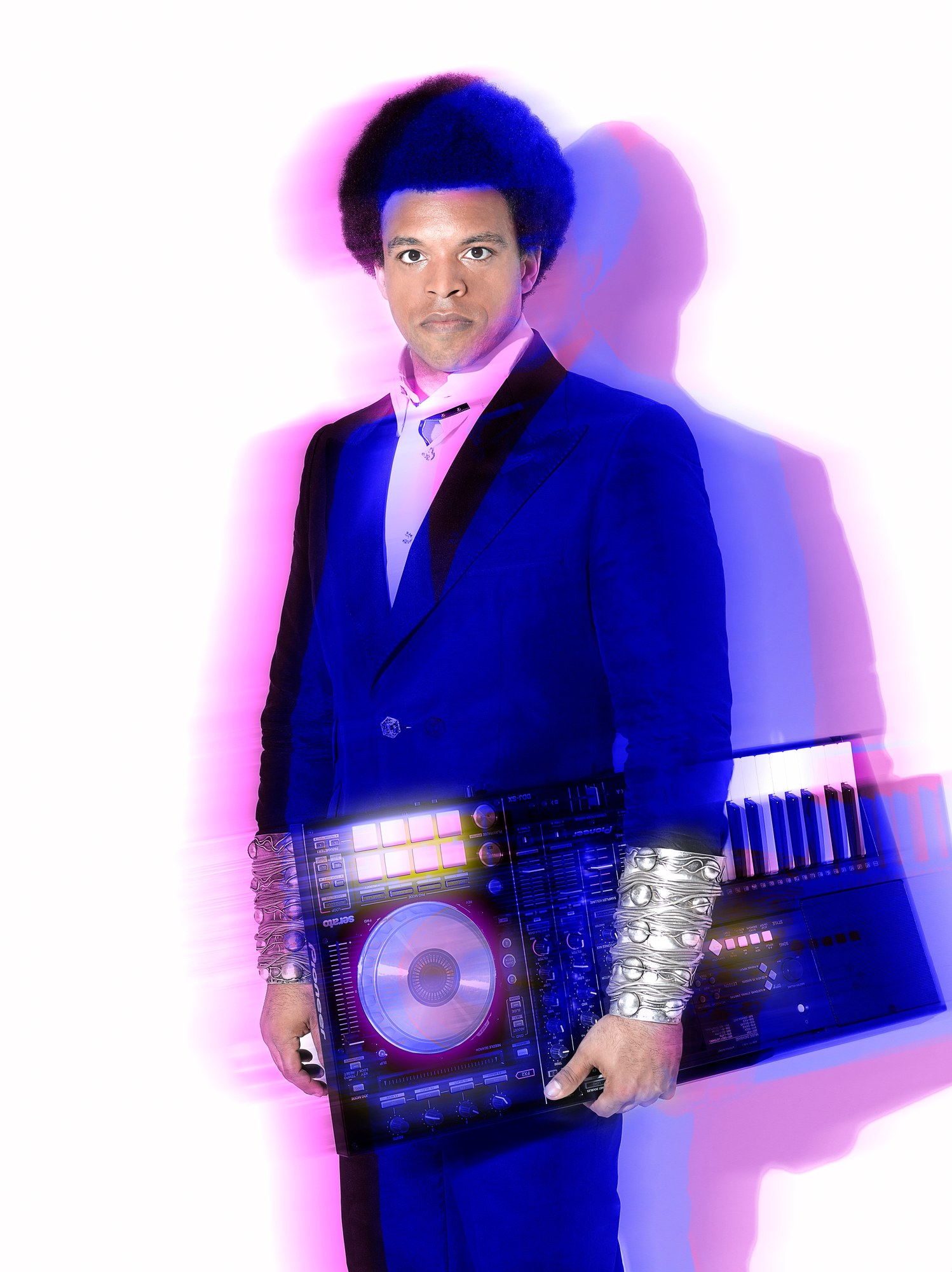Musicista in abito blu con tastiera luminosa e luce viola