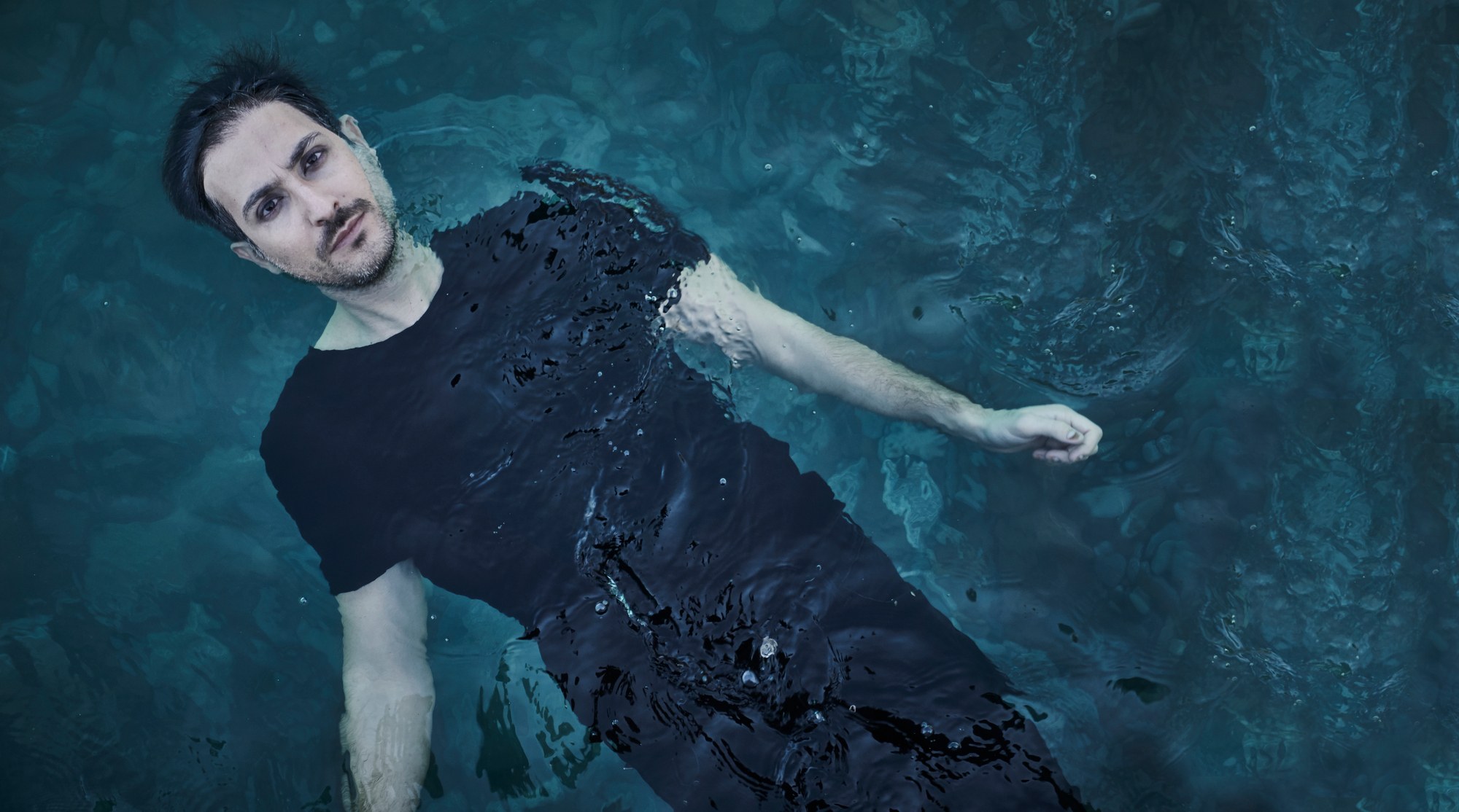 Uomo che galleggia nell'acqua scura