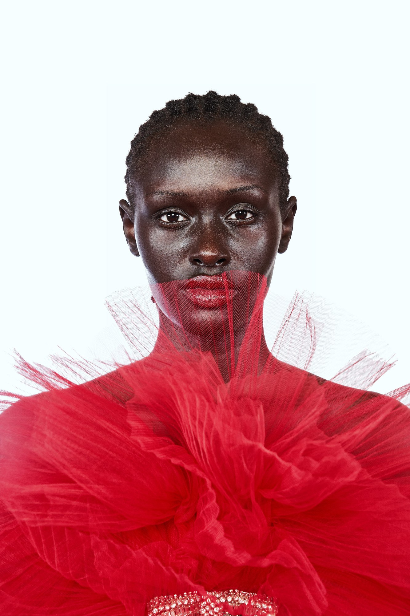 Ritratto di modella con abito in tulle rosso scultoreo, Luisa Via Roma