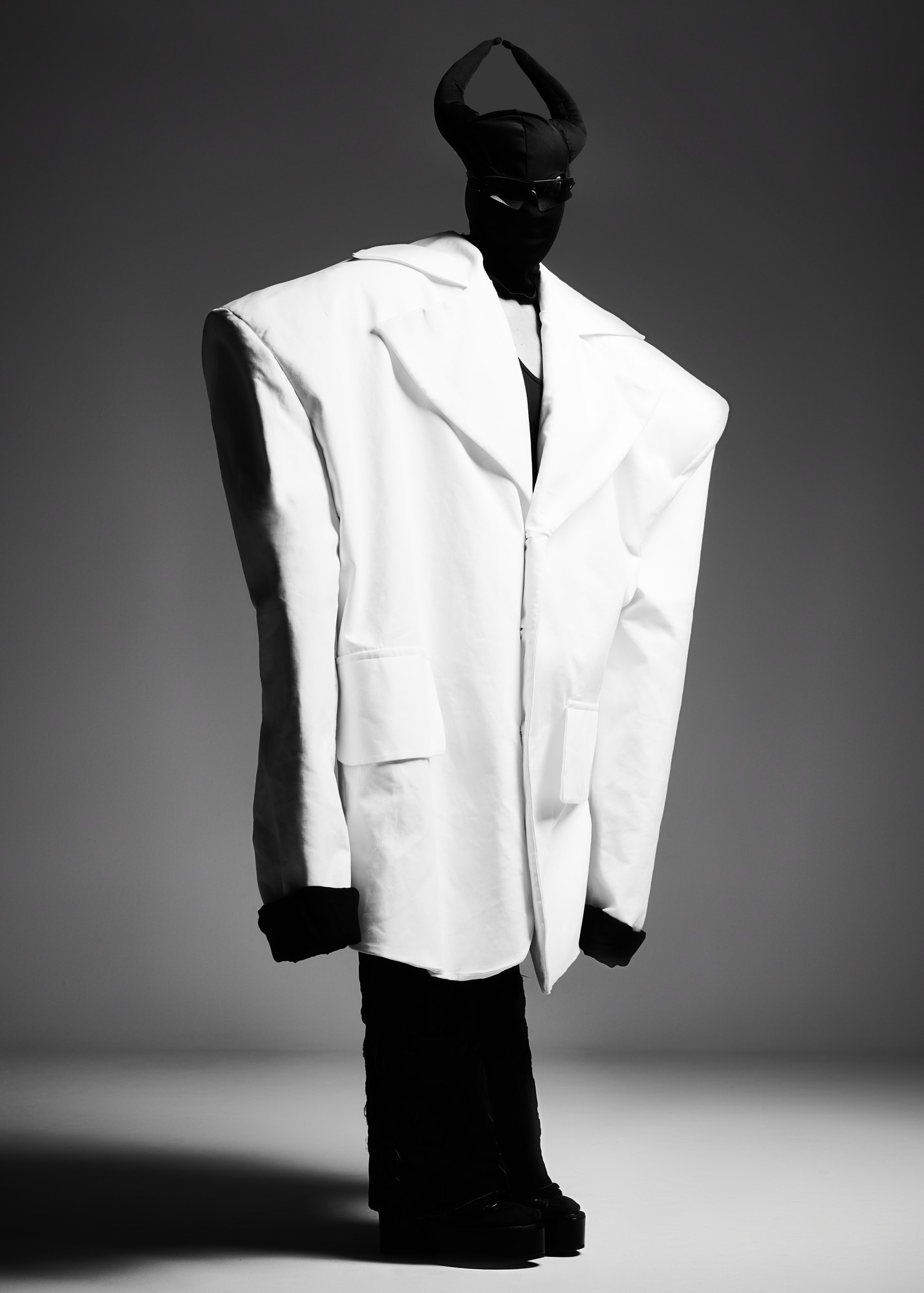 Giacca bianca oversize scultorea, ritratto di moda in bianco e nero