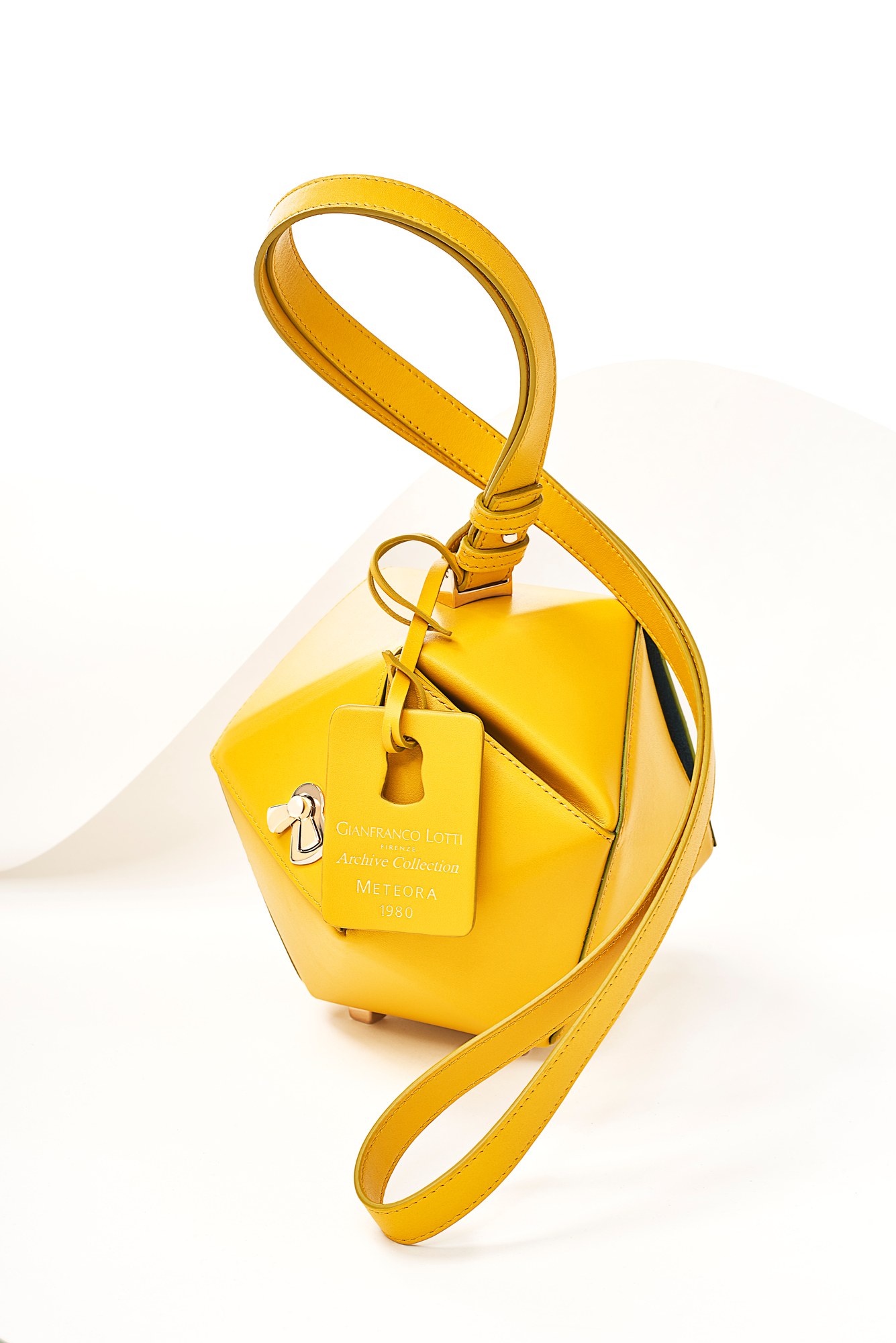 Borsa gialla geometrica in pelle su fondo bianco, Gianfranco Lotti