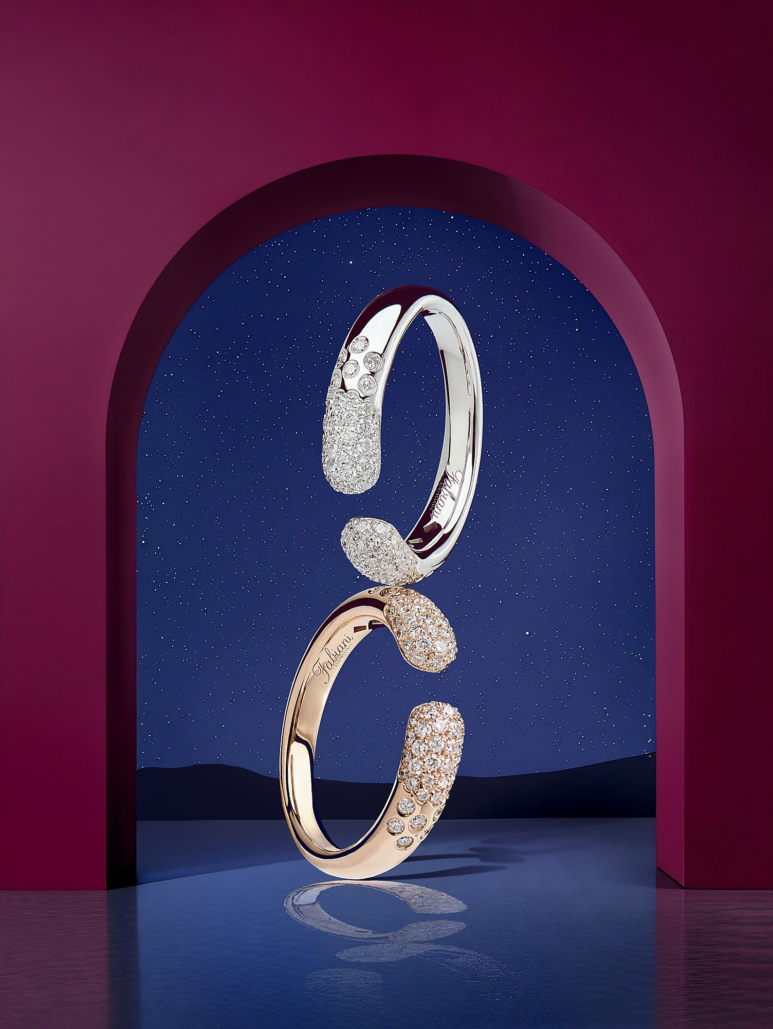 Bracciale con diamanti sospeso sotto un arco blu e magenta